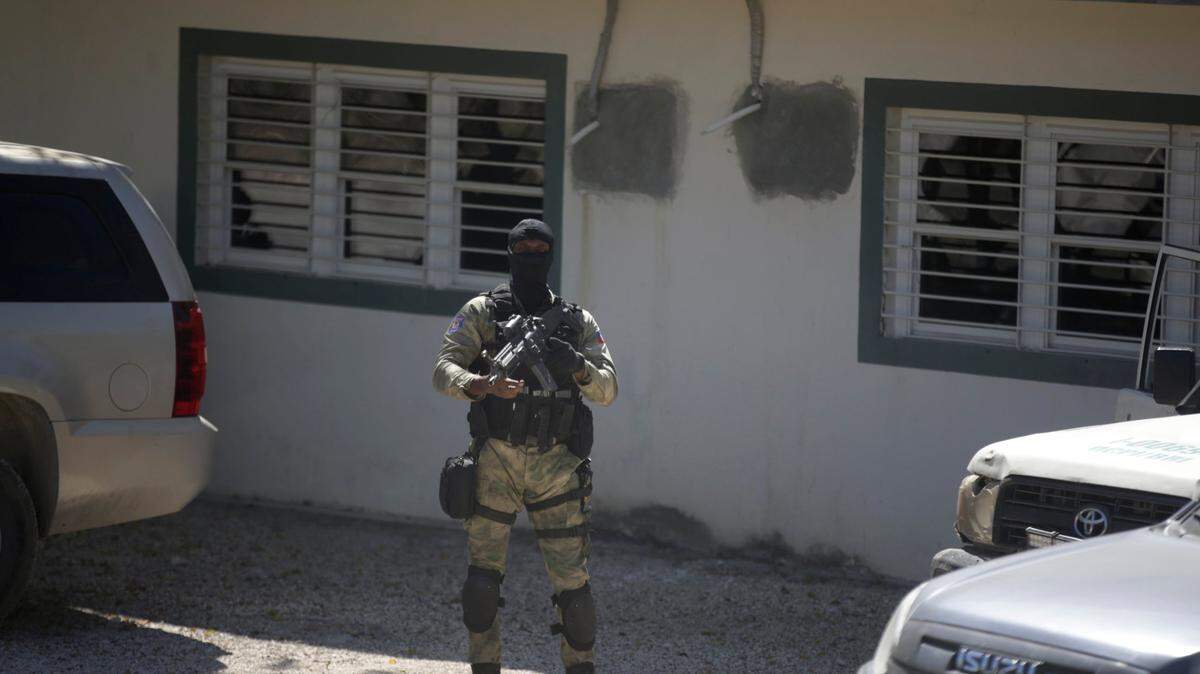 Foto de archivo. Un oficial de policía hace guardia en la sede de Christian Aid Ministries en Titanyen, al norte de Puerto Príncipe, Haití, el jueves 16 de diciembre de 2021.