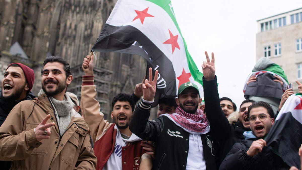 Cientos de sirios celebran el domingo en las calles de Colonia, Alemania, la caída del régimen del dictador Bashar al Asad, quien huyó con su familia a Rusia, donde recibió asilo.