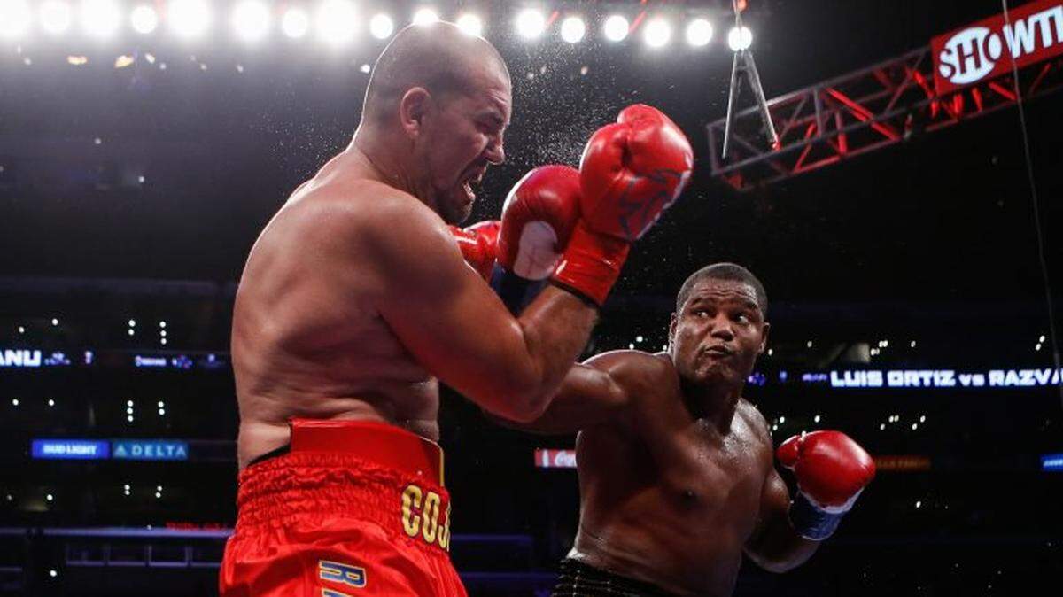 LUIS ORTIZ se dispone a golpear a Razvan Cojanu en la pelea del 28 de julio en Los Angeles.