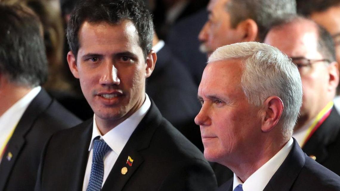 El vicepresidente de los Estados Unidos, Mike Pence (d), y el mandatario interino de Venezuela, Juan Guaidó (i), participan en el inicio de una reunión como parte de la cumbre del Grupo de Lima, cuyo tema central es el estrechamiento del cerco diplomático al régimen de Nicolás Maduro, este lunes, en Bogotá (Colombia).