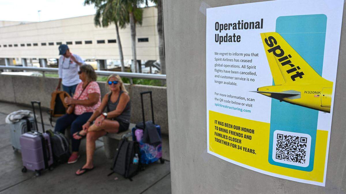 Un mensaje de Spirit Airlines para los clientes se observa en un folleto después de que la compañía cesara sus operaciones globales en el Aeropuerto Internacional de Fort Lauderdale-Hollywood, en Fort Lauderdale, Florida, el 2 de mayo de 2026.