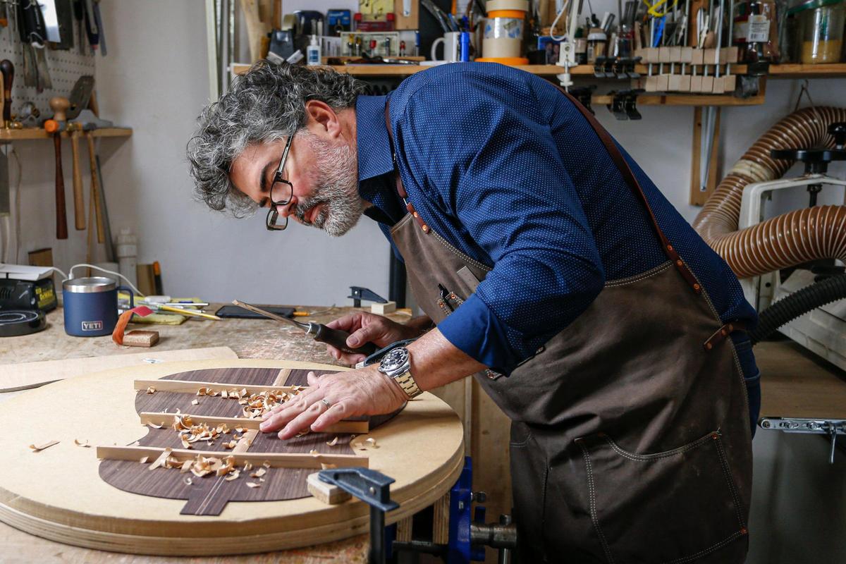 William González, luthier y propietario de Bill Glez Guitars, fabrica guitarras clásicas y flamencas en su taller en su casa del suroeste de Miami, el 19 de enero.
