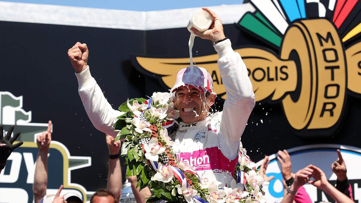 El brasileño Helio Castroneves celebra después de ganar las 500 millas de Indianápolis el domingo 30 de mayo de 2021.
