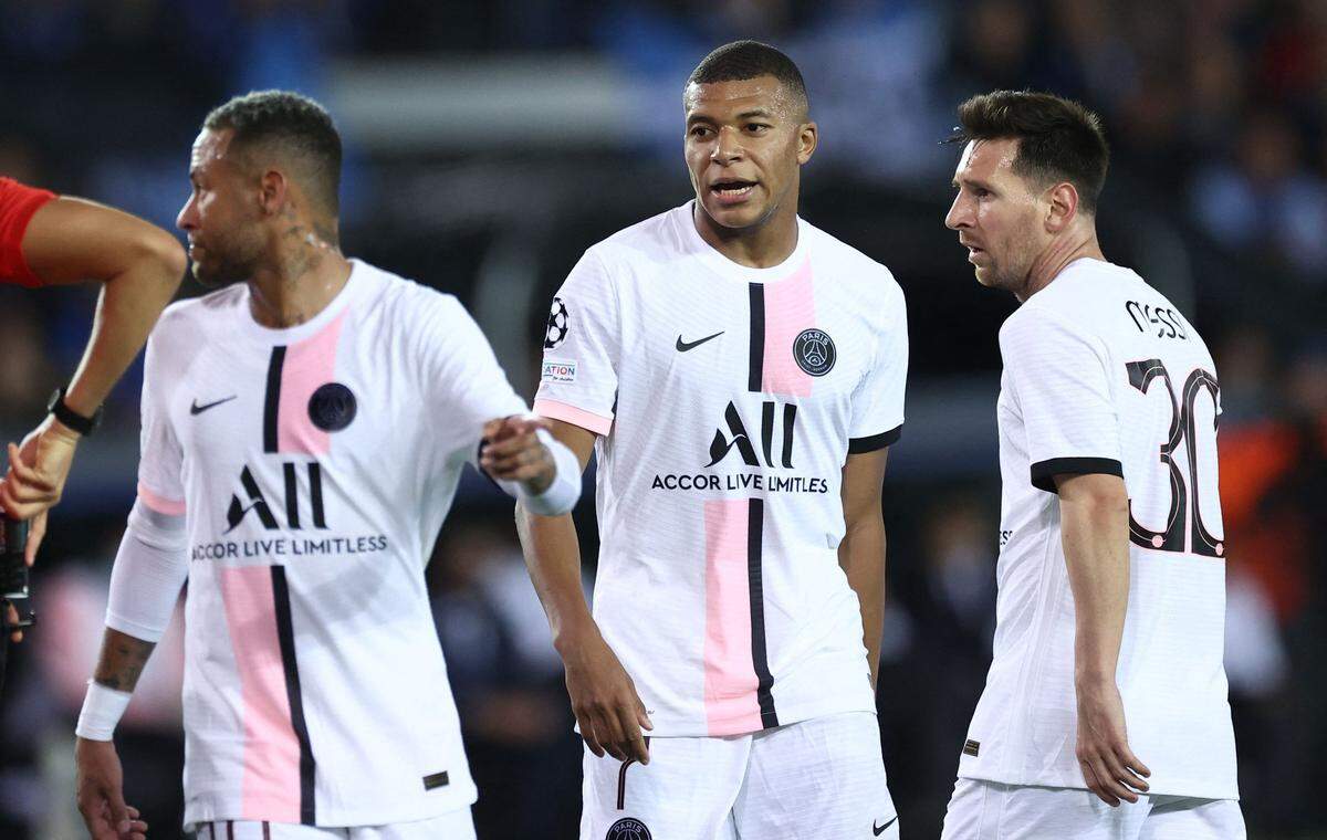Los jugadores del Paris Saint-Germain Neymar, Kylian Mbappé y Lionel Messi (de izq. a der.) durante el partido ante el Club Brujas, en la fase de grupos de la Liga de Campeones, celebrado el 15 de septiembre de 2021 en Bélgica.
