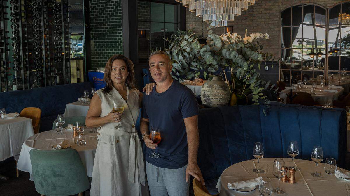 Propietarios, fundadores y hermanos Elizabeth y George Iglesias en George’s, su restaurante italiano en North Beach, que celebra su 25 aniversario este año.