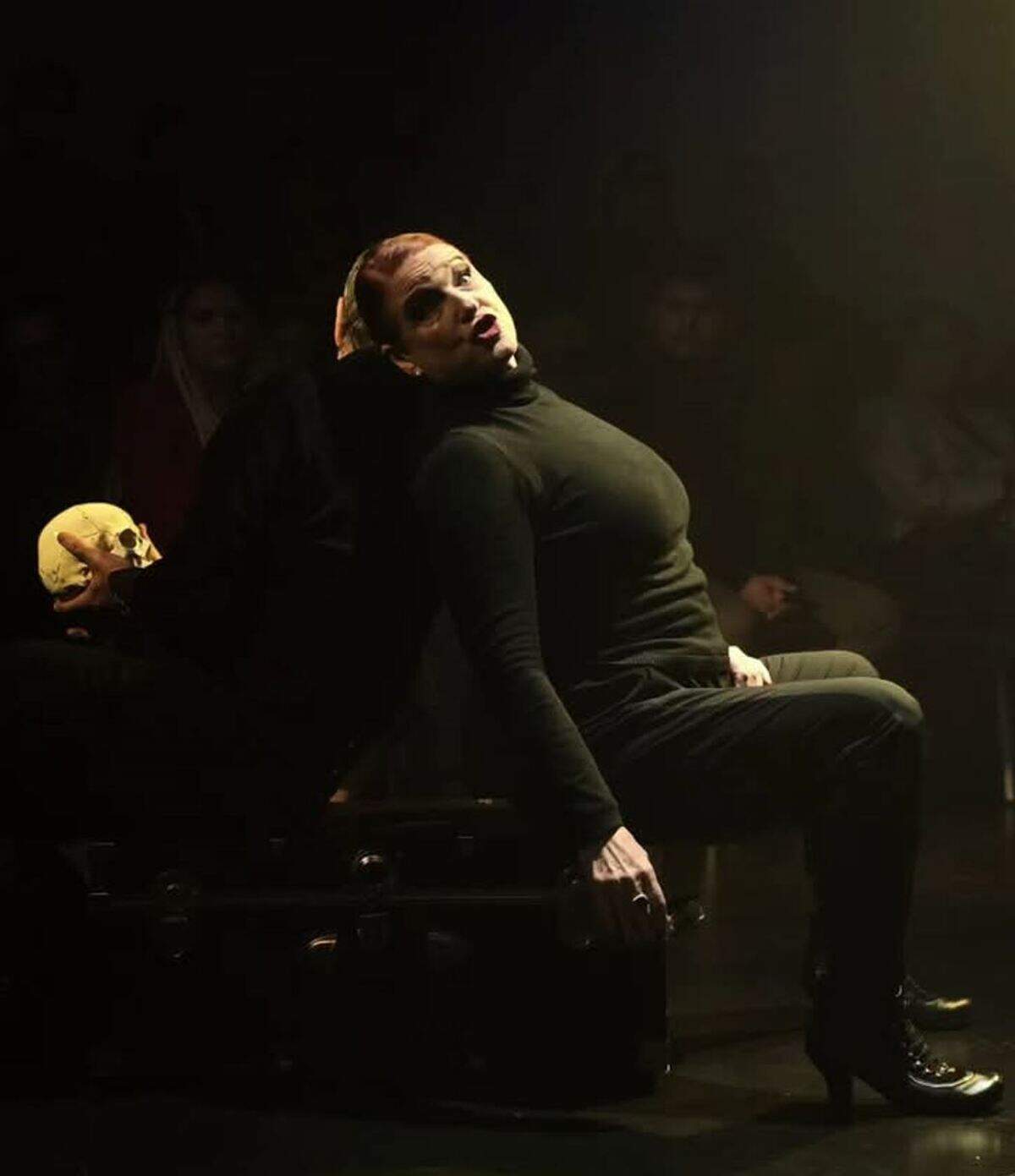 Lili Rentería asume el personaje de El Enterrador, que el autor y director de este montaje, Erom Jimmy, usó para añadir textos del “Hamlet” de Shakespeare en su versión del original de Rogelio Orizondo.