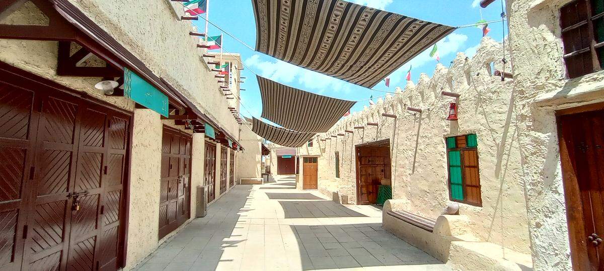 Al Bahhar Entertainment Historical Village, recreación del Kuwait histórico con restaurante y tiendas frente al mar.