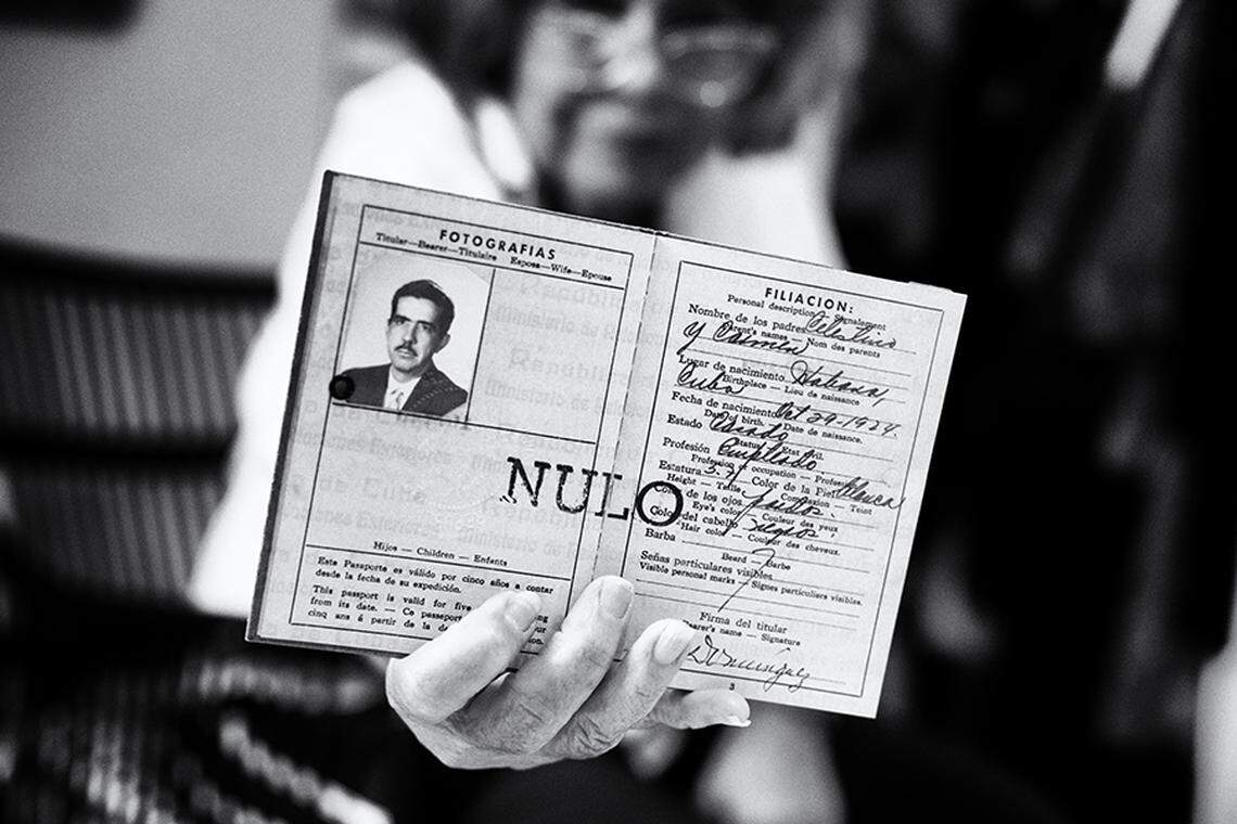 ‘Sin título’, de la serie “Ningún lugar está lejos”, 2024. Pasaporte cubano anulado después de entrar a los Estados Unidos en uno de los vuelos de la libertad.