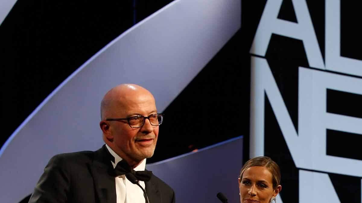 El cineasta francés Jacques Audiard recibe la Palma de Oro durante el Festival de Cine de Cannes, este domingo, 24 de mayo