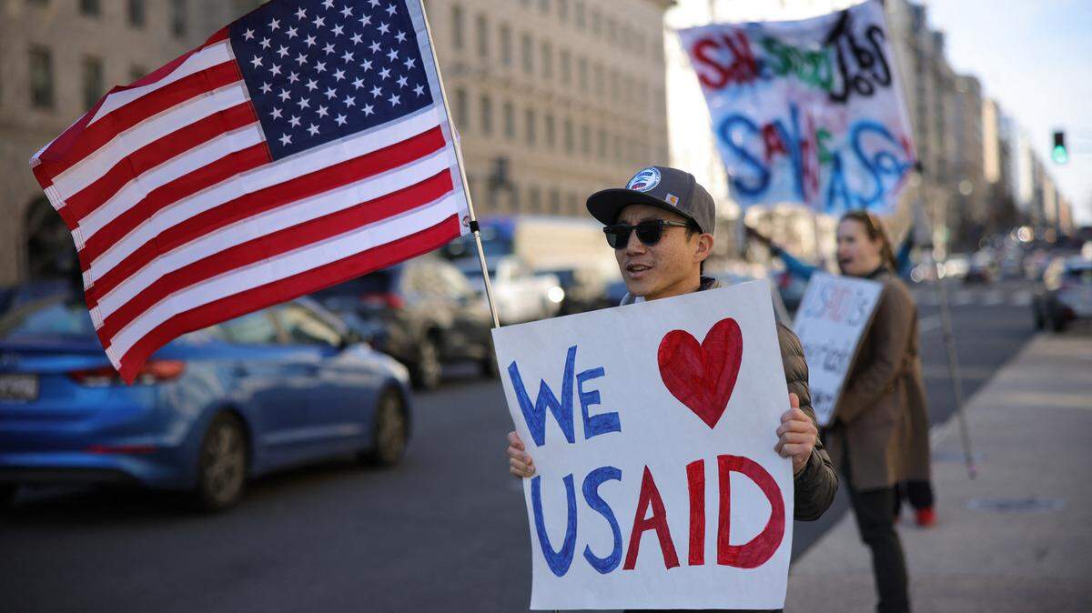 Decenas de personas protestan contra los despidos de empleados federales de la Agencia de Estados Unidos para el Desarrollo Internacional (USAID), frente a las oficinas de la agencia en Washington, D.C., el 28 de febrero de 2025.