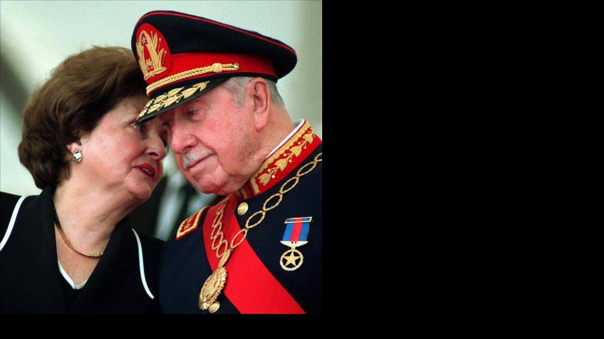 Lucía Hiriart y Augusto Pinochet en una foto de archivo.