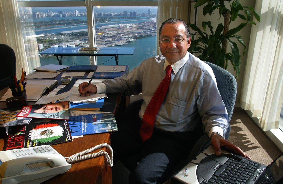 TO BUSSINESS--01/09/03--RAUL RUBIERA Herald Staff Former Ambassador V. Manuel Rocha has join the firm of Steel Hector & Davis to help open doors in Latin America.