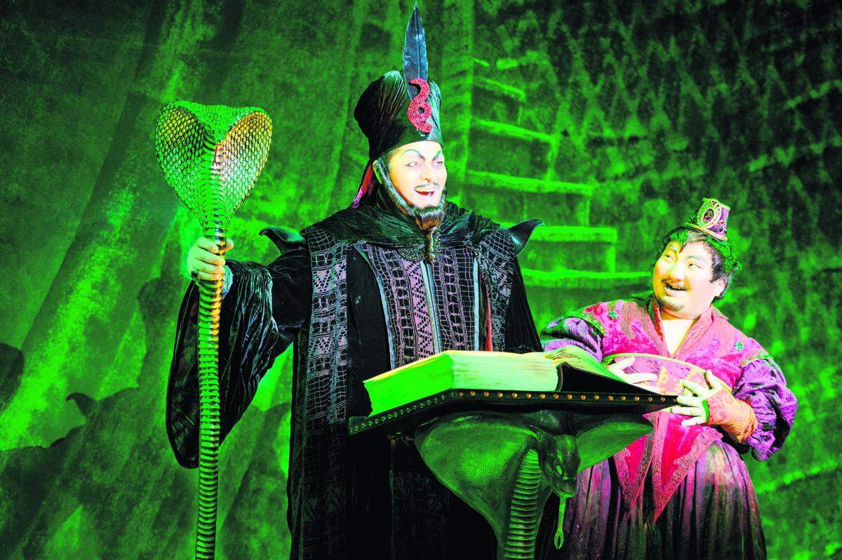 Este mes el Arsht Center le da la bienvenida a “Aladdin”, de Disney, como parte de su serie Broadway Across America. El mago malévolo y su compinche, encarnados por Anand Nagraj (Jafar) y Aaron Choi (Lago).