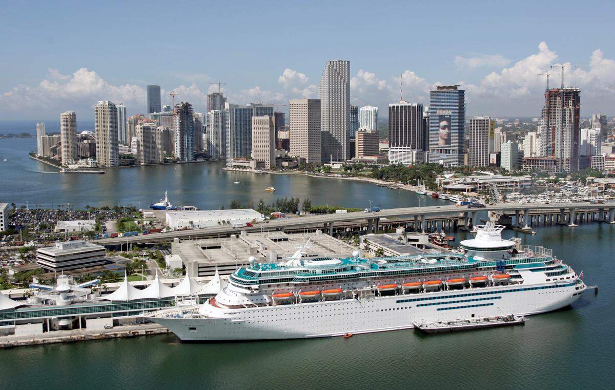 6-29-07 Photo by Al Diaz / Miami Herald Staff--AL DIAZ / MIAMI HERALD -- The Port of Miami and the Miami skyline