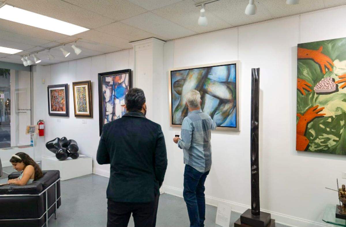 Obras en sala. de la exposición “Ocho décadas de figuración y neofiguración cubana”, Latin Art Core Gallery, Miami.
