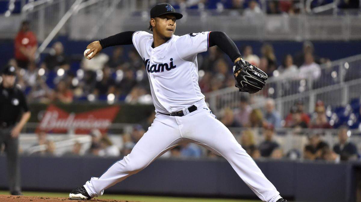 El derecho venezolano de los Marlins Elieser Hernández lanzó seis entradas y permitió dos hits a la tanda de los Bravos, en el partido celebrado el 8 de agosto de 2019 en Miami.