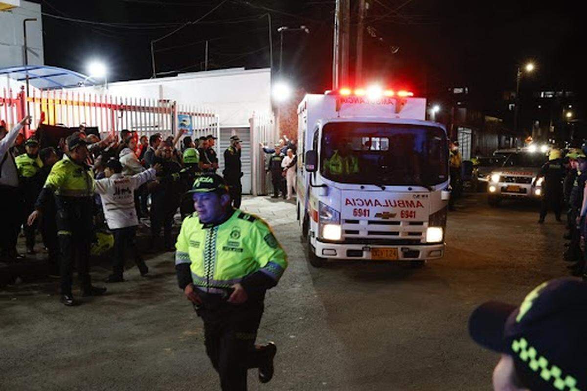 Policías custodian la ambulancia en la que es trasladado el senador Miguel Uribe Turbay, este sábado, en Bogotá (Colombia). Uribe Turbay, uno de los aspirantes presidenciales del partido uribista Centro Democrático, fue herido durante un atentado en un acto político en Bogotá.