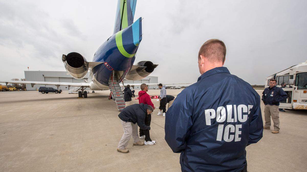 Estados Unidos repatrió en el año fiscal 2024 a más de 700,000 migrantes, la cifra más alta registrada desde 2010, con lo que la administración del presidente Joe Biden se apunta un récord en la expulsión de extranjeros, mayor a la registrada por el Gobierno del expresidente Donald Trump (2017-2021).