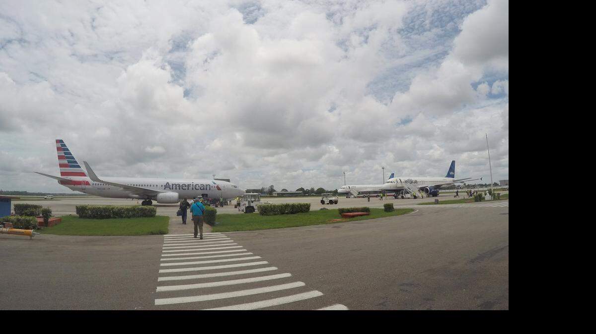 Aviones de American Airlines y JetBlue en el aeropuerto Jose Marti en La Habana, Cuba.