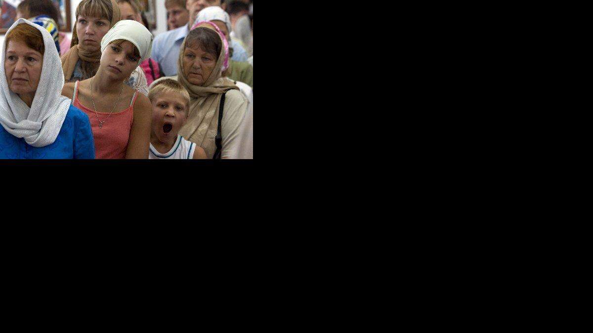 Varios rusos de la comunidad rusa que trabaja y vive en Cuba, participan el 19 de octubre de 2008, en La Habana, en la consagración de la primera catedral de la Iglesia ortodoxa rusa en la isla, en un acto en el que estuvo presente el presidente cubano Raúl Castro y Kirill Gundjaev, número dos del Patriarcado de Moscú.