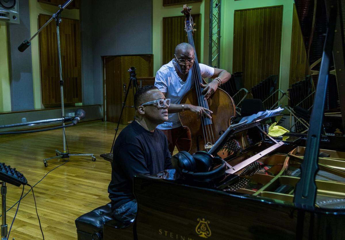 El bajista cubano Yelsy Heredia junto al maestro de piano Gonzalo Rubalcaba, durante la grabación de su proyecto “Cachao Vive” en Criteria Studios y Roberto Jr. Vizcaíno en la percusión, en Miami, producido por P&I ArtProject Miami LLC.