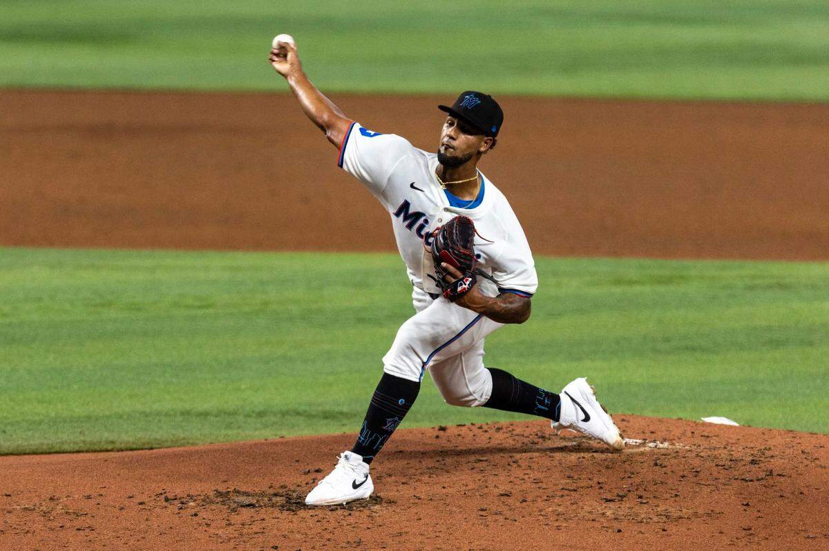 El abridor de los Marlins Roddery Muñoz lanza en el primer inning del primer partido ante los Cardenales de San Luis, celebrado el 18 de junio de 2024 en Miami.