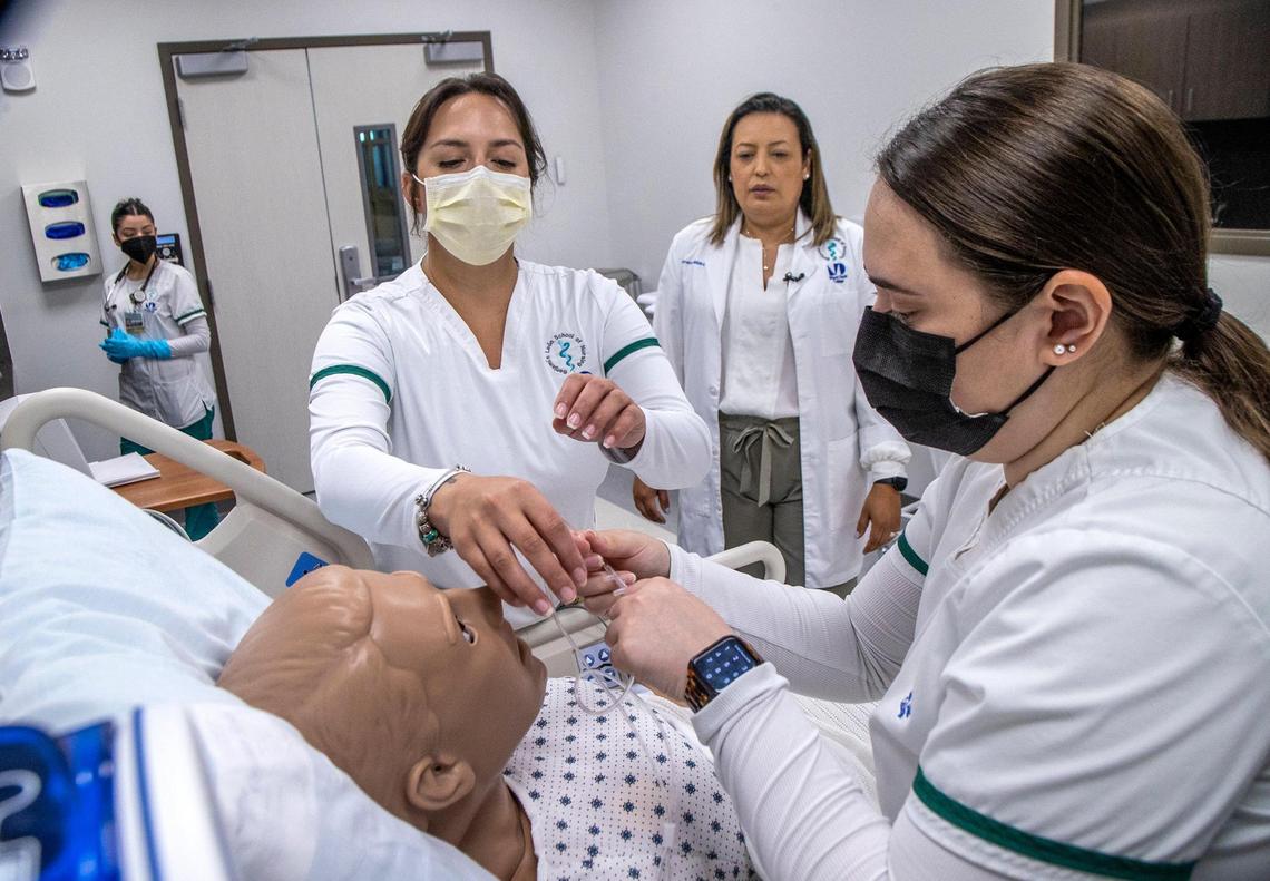 Muchas enfermeras se agotaron o se retiraron durante la pandemia, y eso abre oportunidades a quienes estudien enfermería, indicó la profesora Karina Herrera (centro), que supervisa a las estudiantes Maribel Figueroa-Lastre y Grecia N. Ruiz, en el centro de simulación del recinto Homestead del Miami Dade College.