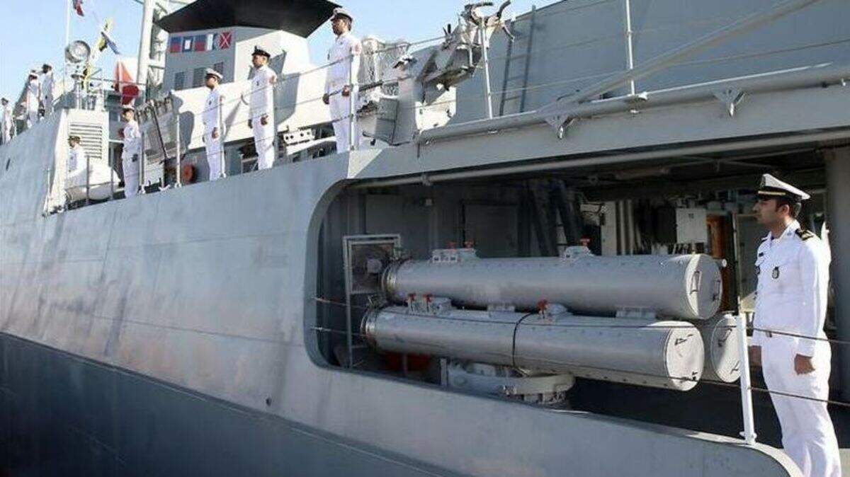 Una foto distribuida por el ejército iraní muestra a las fuerzas navales inaugurando el nuevo destructor de fabricación nacional Sahand en el puerto sureño de Bandar Abbas.