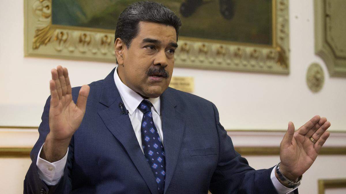 El presidente de Venezuela, Nicolás Maduro, habla durante una entrevista con The Associated Press en el palacio presidencial de Miraflores en Caracas, Venezuela, el jueves 14 de febrero de 2019. Maduro está invitando a un enviado especial de los Estados Unidos a Venezuela después de revelar durante la entrevista que su ministro de Relaciones Exteriores recientemente Celebró reuniones secretas con el funcionario estadounidense en Nueva York.