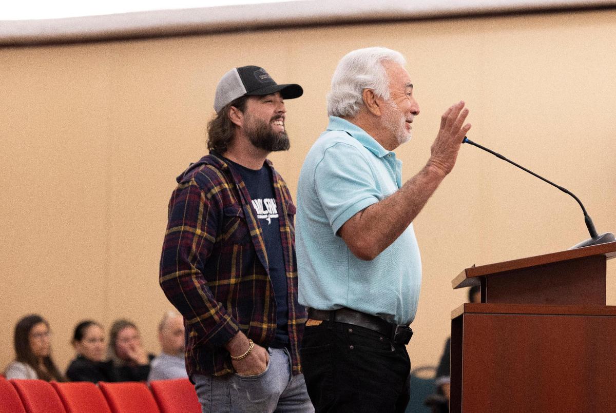 Miguel Peña, dueño de La Bodeguita, y su hijo Michael Peña, pidieron en taller sobre el uso de los food trucks en Hialeah que se tome en consideración que los dueños de restaurantes se ven afectados por los vehículos que dispensan comida si están muy cerca de estos negocios. La ciudad pasó una ordenanza en primera discusión el 23 de enero que regularía a estos vehículos