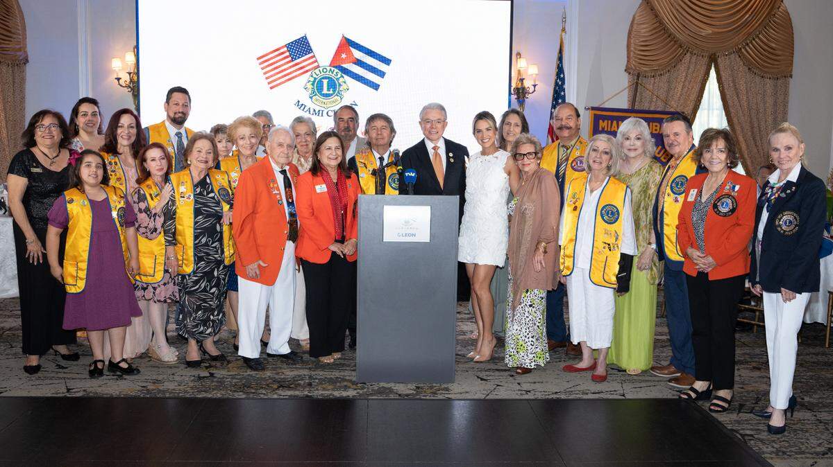 El Sr. León, Jr. aceptó el premio durante un almuerzo celebrado en el Renaissance Ballroom el domingo 14 de abril, rodeado de familiares y amigos, destacados miembros de la comunidad, miembros del Miami Cuban Lions Club y funcionarios electos.