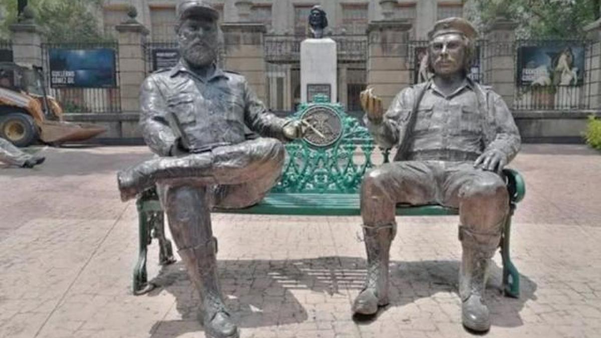 Las estatuas de Fidel y el Che se van de Cuauhtémoc.