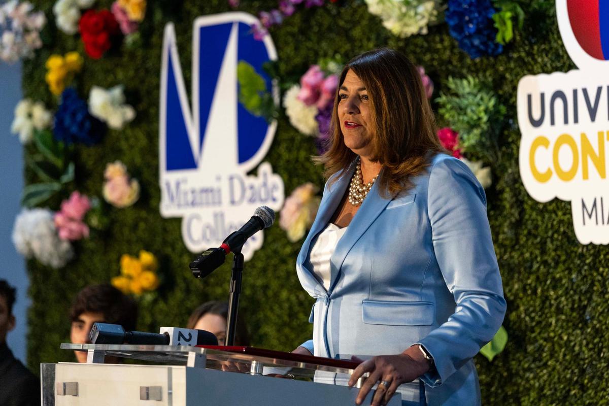 Madeline Pumariega, presidenta del Miami Dade College, resalta los logros de los estudiantes premiados con Orgullo de Nuestra Juventud, nominados por sus maestros y elegidos por representantes de MDC, Univision y Publix.
