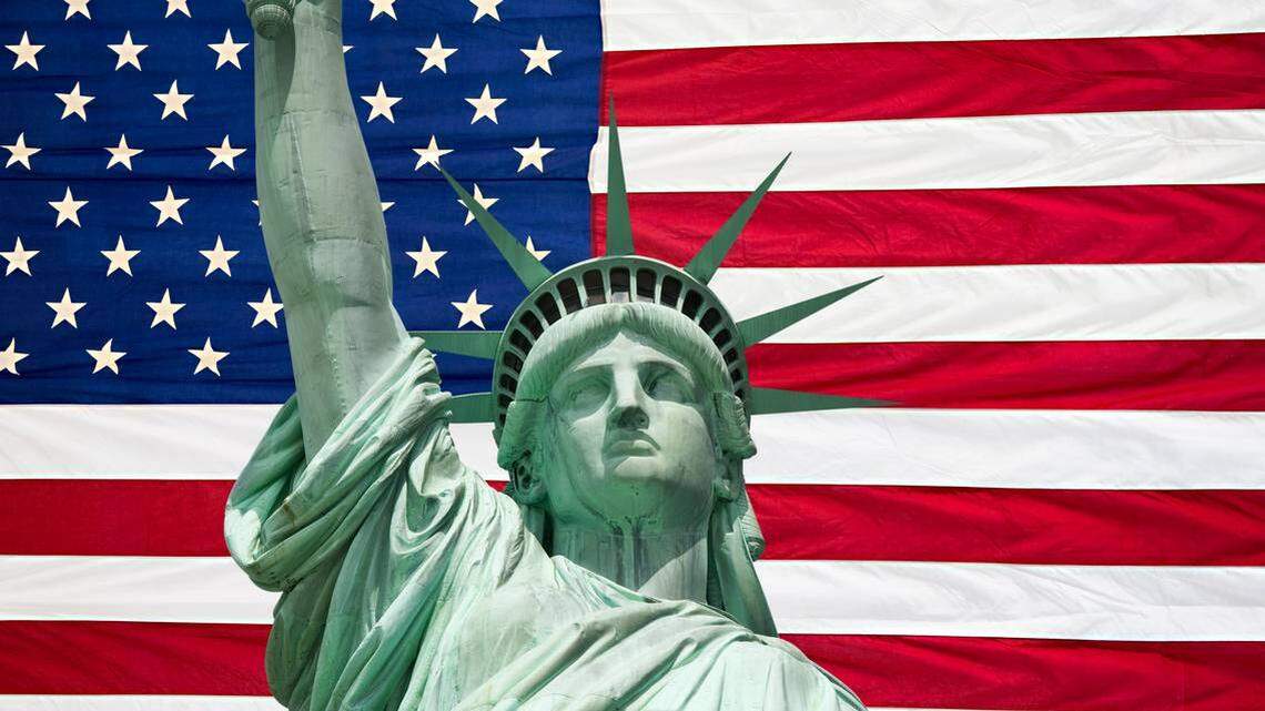 EEUU exigirá a solicitantes de residencia, asilo y naturalización incluir sus redes sociales en formularios migratorios, según nueva regla de USCIS publicada en el Registro Federal.