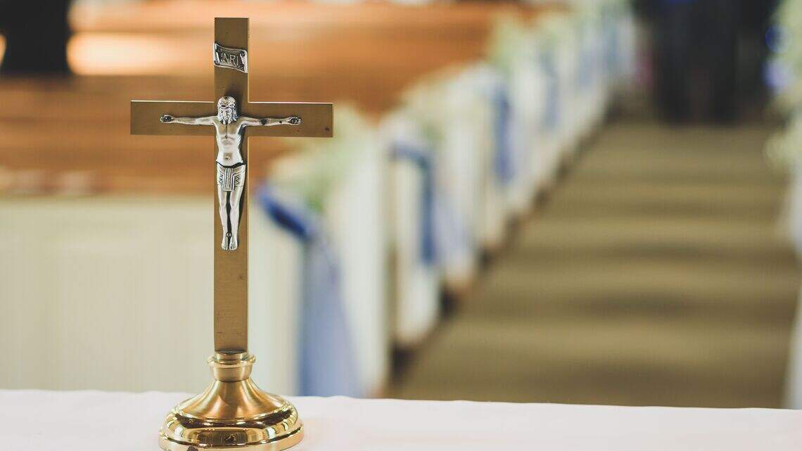 Muere sacerdote en Ecuador tras caerle una cruz en una misa transmitida en vivo
