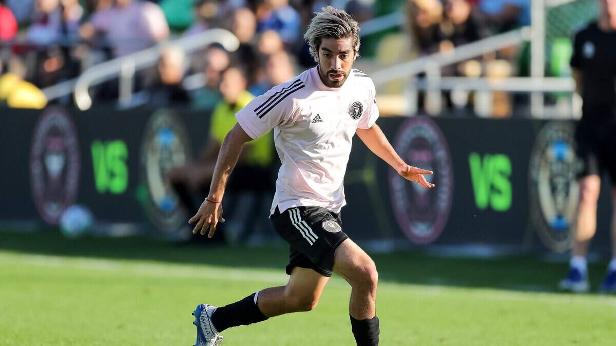 El mexicano Rodolfo Pizarro conduce el balón por el Inter Miami en el partido de pretemporada ante el Philadelphia Union, el sábado en St. Petersburg, Florida.
