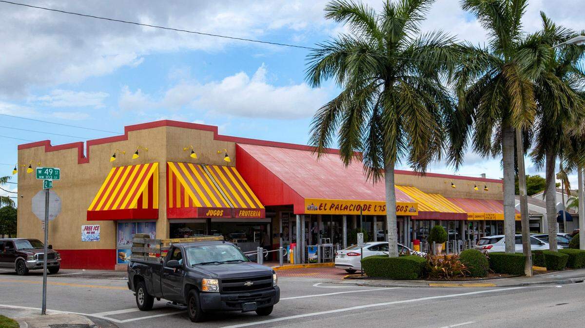 El Palacio de los Jugos es famoso por sus toldos rojos y amarillos (este es el de West 49 Street, en Hialeah).