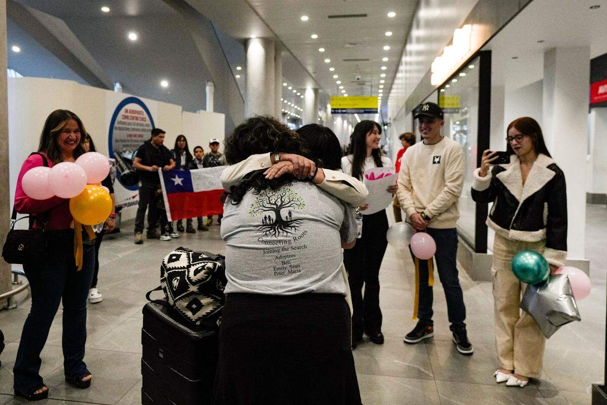 María Hastings, quien vive en Tampa, Florida, abraza por primera vez a su madre biológica a su llegada al aeropuerto de Santiago, Chile, el domingo 18 de febrero de 2024. El viaje de Hasting fue organizado por Connecting Roots, una organización que ayuda a reunirse con sus familias biológicas chilenas a niños que fueron llevados en adopción durante la dictadura del general Augusto Pinochet.