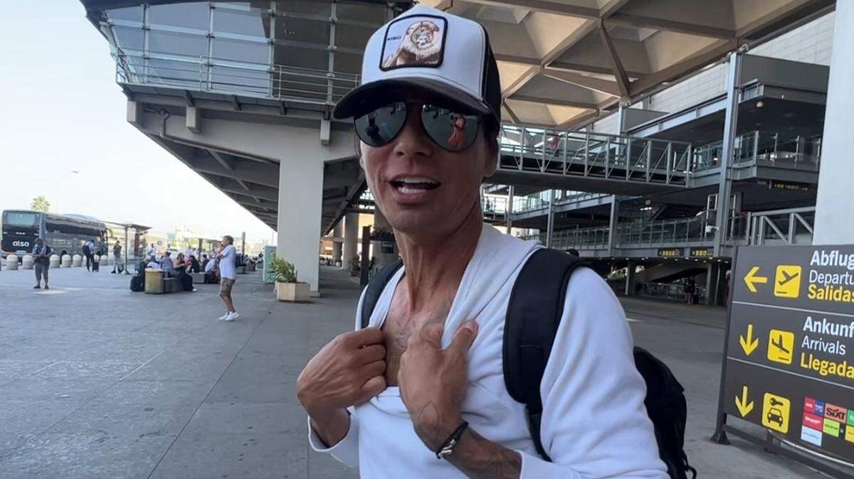 Julio José Iglesias llega al aeropuerto. 13/8/2023