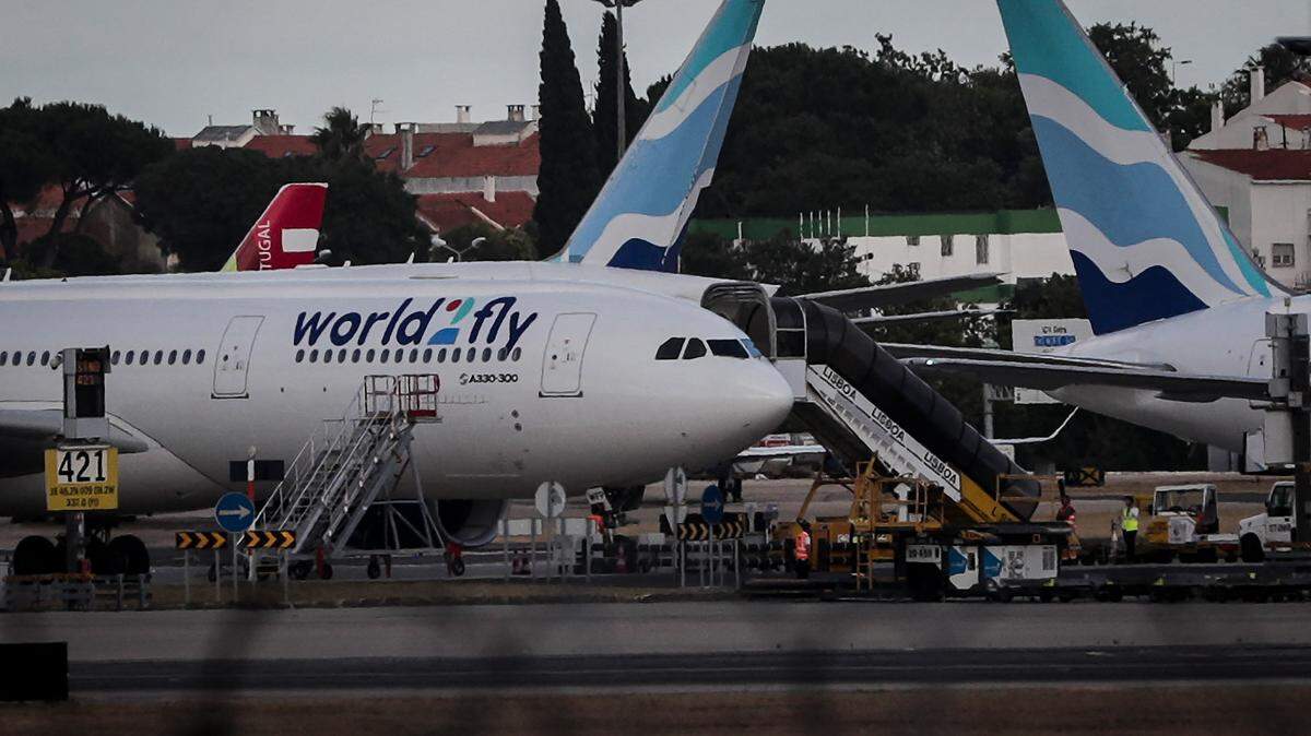 Un avión Airbus A330-300 de la compañía World2Fly se observa estacionado en el aeropuerto de Lisboa el 18 de junio de 2022.