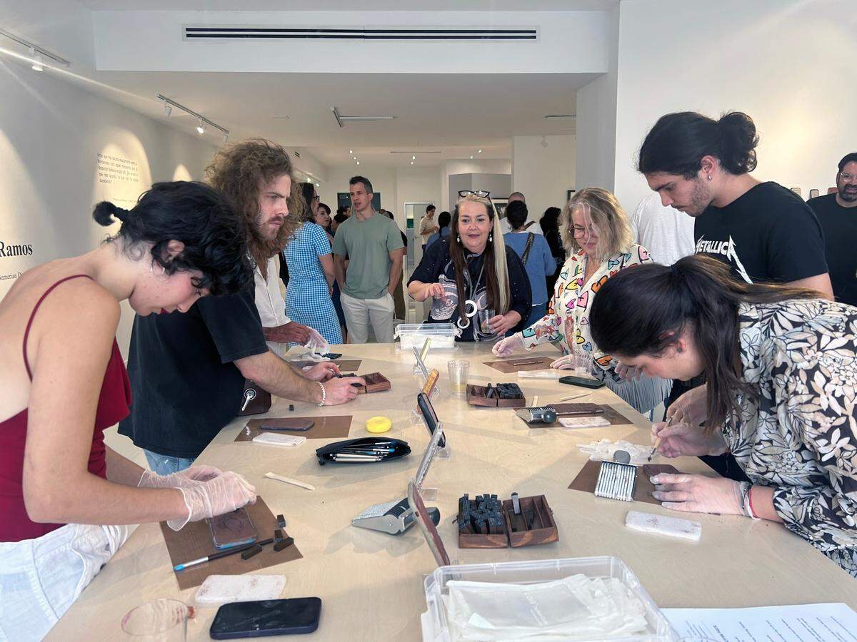 Los visitantes que aprecian los avatares expuestos son invitados a crear sus propios artilugios con sus mensajes personales, en una mesa dedicada a esta “acción”.