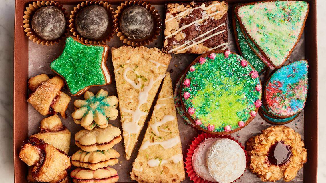 Galletas festivas de vainilla. Comer galletas es parte del atractivo, pero también regalarlas, una docena envuelta en cajas con papel de china.