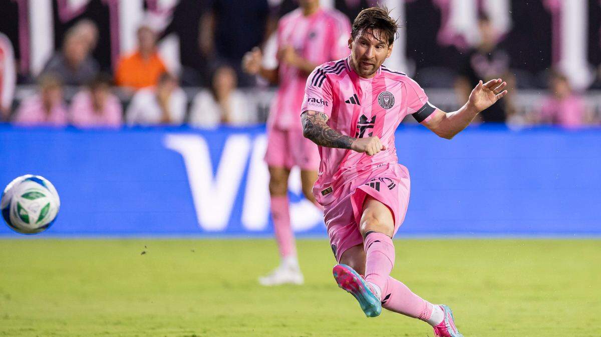 El astro del Inter Miami Lionel Messi anota un gol ante Montreal en el partido de la MLS, celebrado el 28 de mayo de 2025 en el Chase Stadium en Fort Lauderdale, Florida.