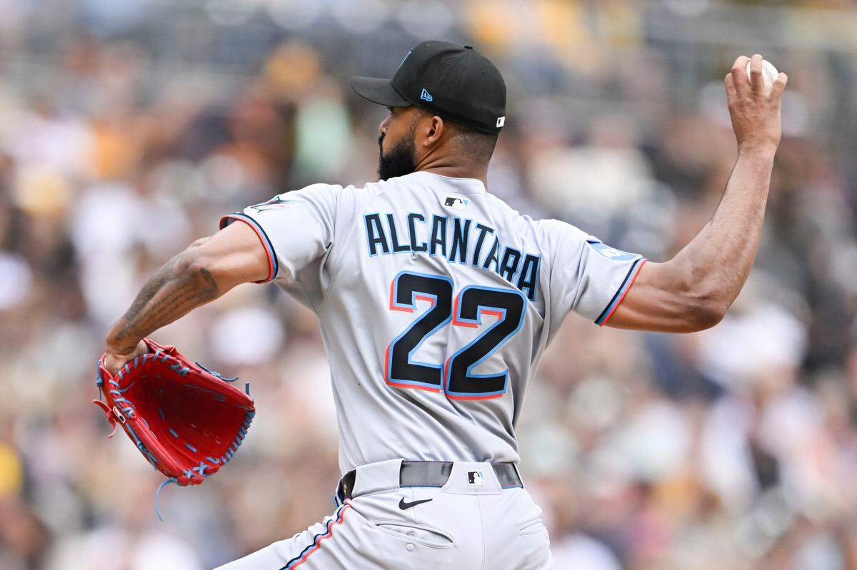 El abridor de los Marlins de Miami Sandy Alcántara lanza en el primer inning del partido ante los Padres, celebrado el 28 de mayo de 2025 en San Diego.