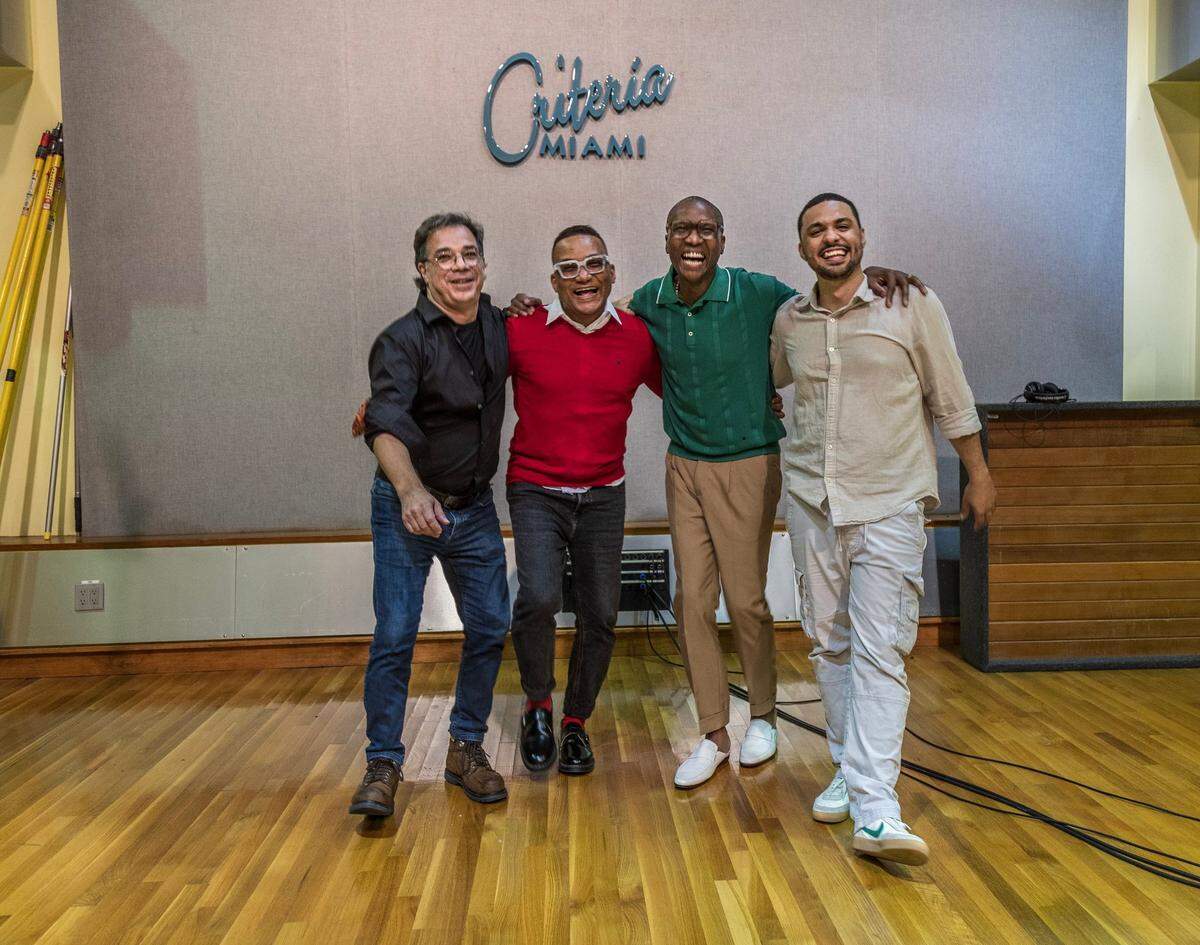 De izquierda a derecha: el ingeniero de sonido, Carlos Álvarez, el maestro de piano Gonzalo Rubalcaba, el bajista cubano Yelsy Heredia y el percusionista Roberto Jr. Vizcaíno durante la grabación del proyecto de Yelsy “Cachao Vive” en Criteria Studios en Miami.