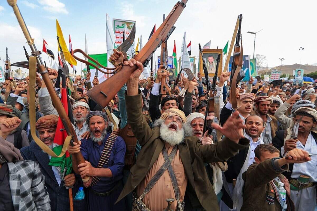 Partidarios yemeníes armados del movimiento hutí respaldado por Irán blanden sus armas durante una protesta contra los ataques estadounidenses contra Irán en Saná el 10 de julio de 2026. El principal negociador de Irán, Mohammad Bagher Ghalibaf, dijo el 10 de julio que el conflicto con Estados Unidos no terminaría con la rendición de Teherán.