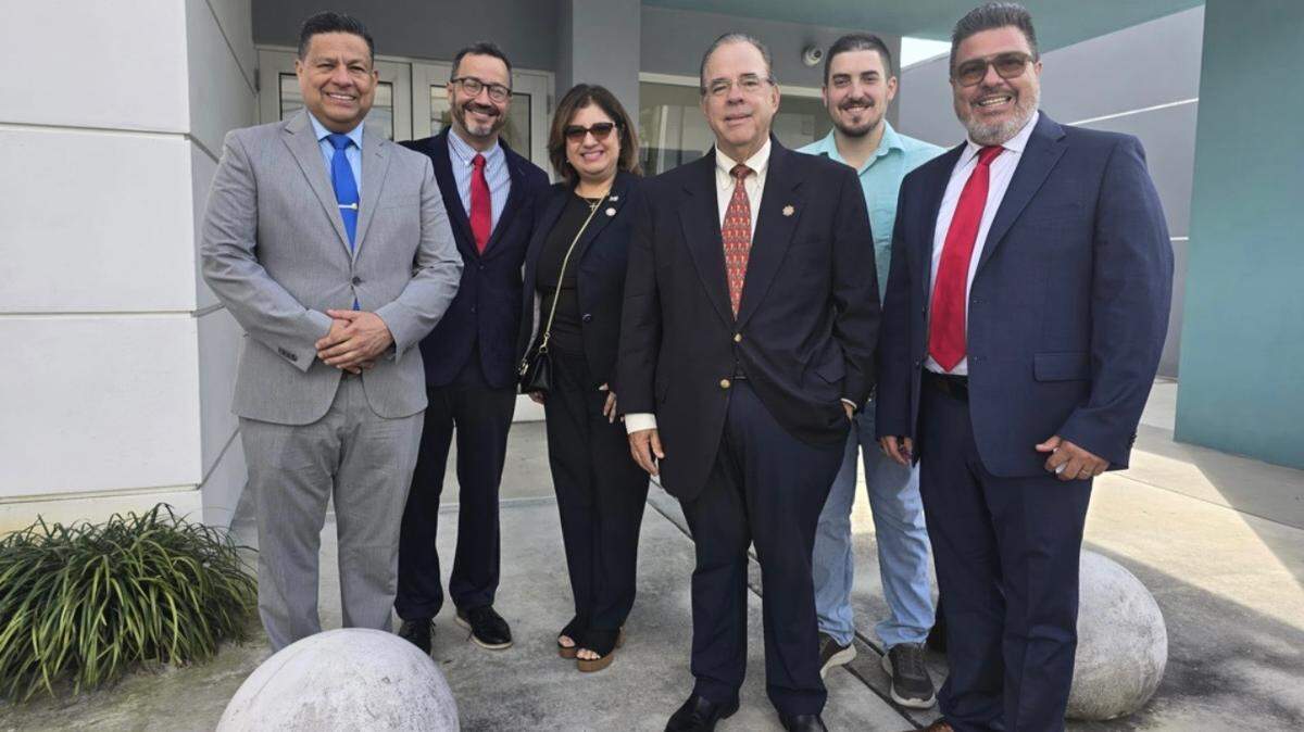 Carlos Pereira, presidente de Amigos Foundation (izq), lidera la iniciativa de promover el proyecto de Ley de la Dignidad, junto con activistas de varias nacionalidades.