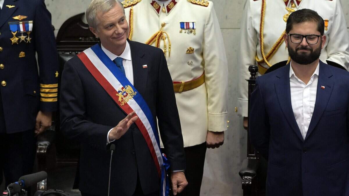 El nuevo presidente de Chile, José Antonio Kast (I), con la banda presidencial, saluda junto al mandatario saliente Gabriel Boric en el Congreso Nacional en Valparaíso, Chile, el 11 de marzo de 2026.