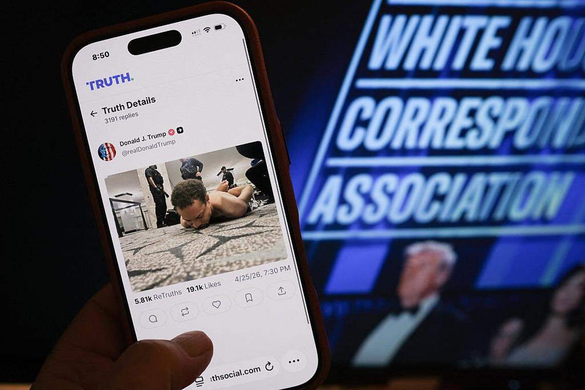 Esta fotografía ilustrativa, muestra un teléfono con una publicación de Truth Social del presidente estadounidense Donald Trump, en la que se exhibe una imagen del presunto sospechoso de un tiroteo durante la Cena de Corresponsales de la Casa Blanca, tendido en el suelo tras ser detenido el 25 de abril de 2026.