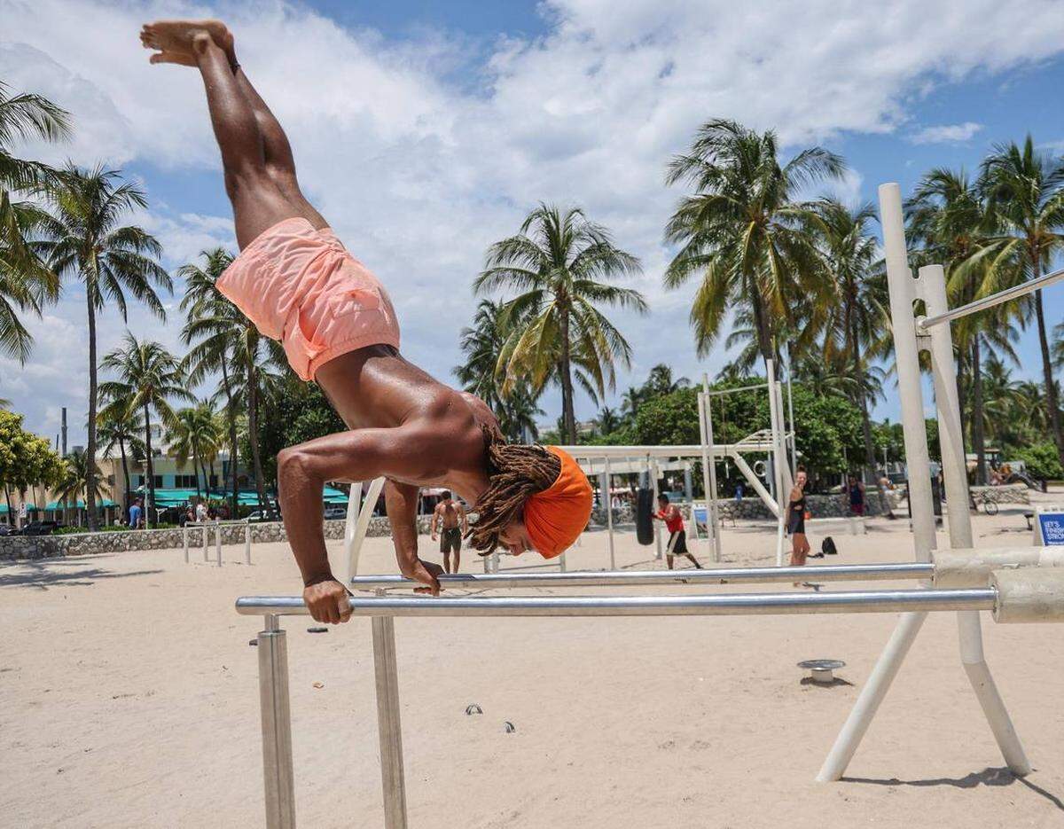 El terapeuta e instructor de yoga Anthony Hazin, de 31 años, se ejercita en My Equilibra, un parque para hacer ejercicios al aire libre de Miami Beach.